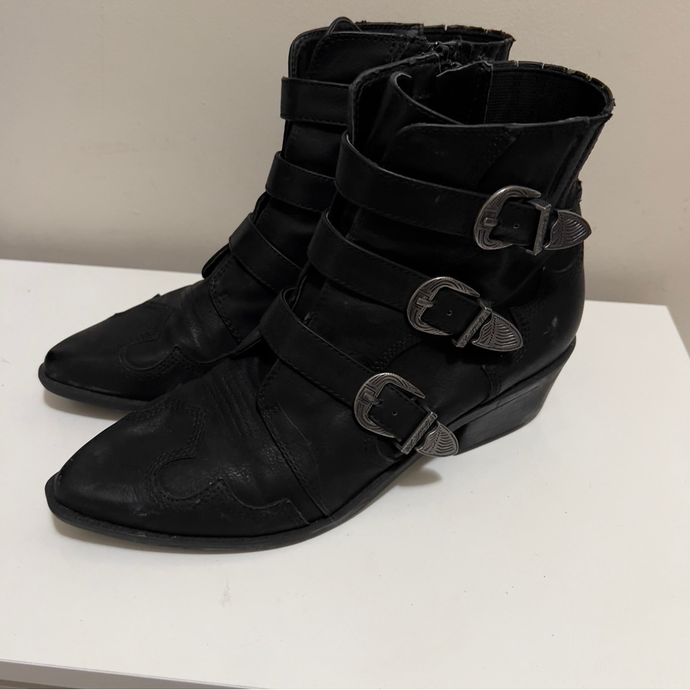 Womens Indigo Rd Western Yasmina Buckles Ankle Boot Side Zip Black Size 7.5